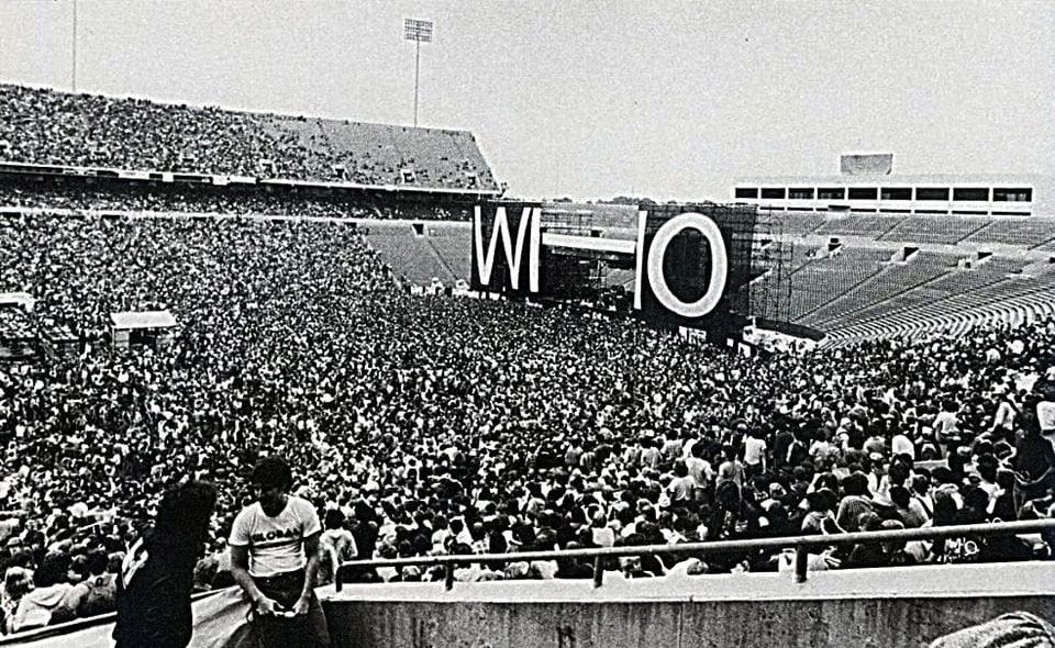 A crowd of people in an arena with the word " wo " on it.